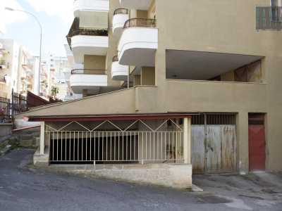 ...vi si accede infatti da quello che a prima vista somiglia all'ingresso secondario di un garage